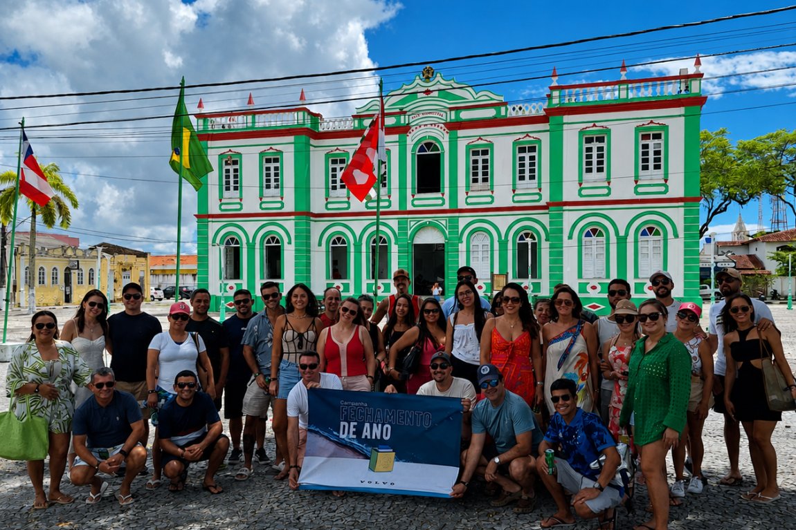 Grupo corporativo atendido pela EVC em frente à Câmara de Canavieiras